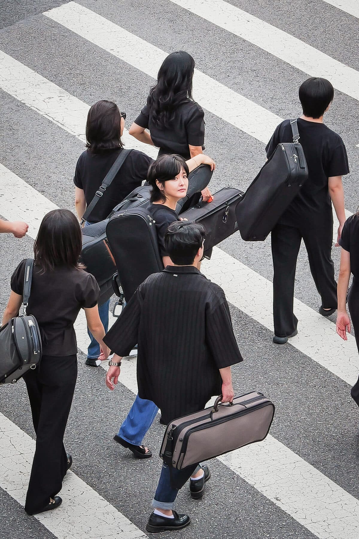 악기를 들고 이동하는 연주자들